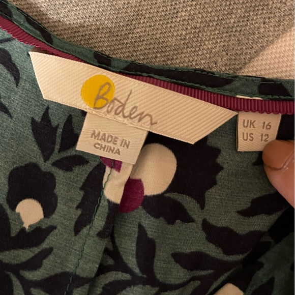 Boden Silk & Viscose Short sleeve Floral Patterned Teal Green & Black Top. 12 - Picture 6 of 14